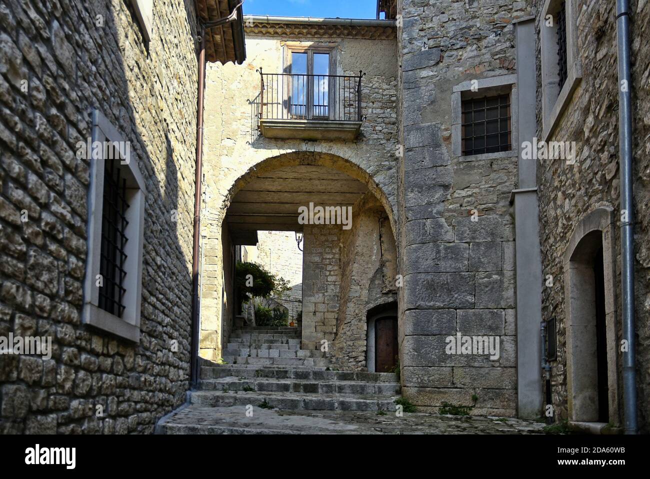 Eine schmale Straße zwischen den alten Häusern von San Marco dei Cavoti, einem ländlichen Dorf in der Region Kampanien, Italien. Stockfoto