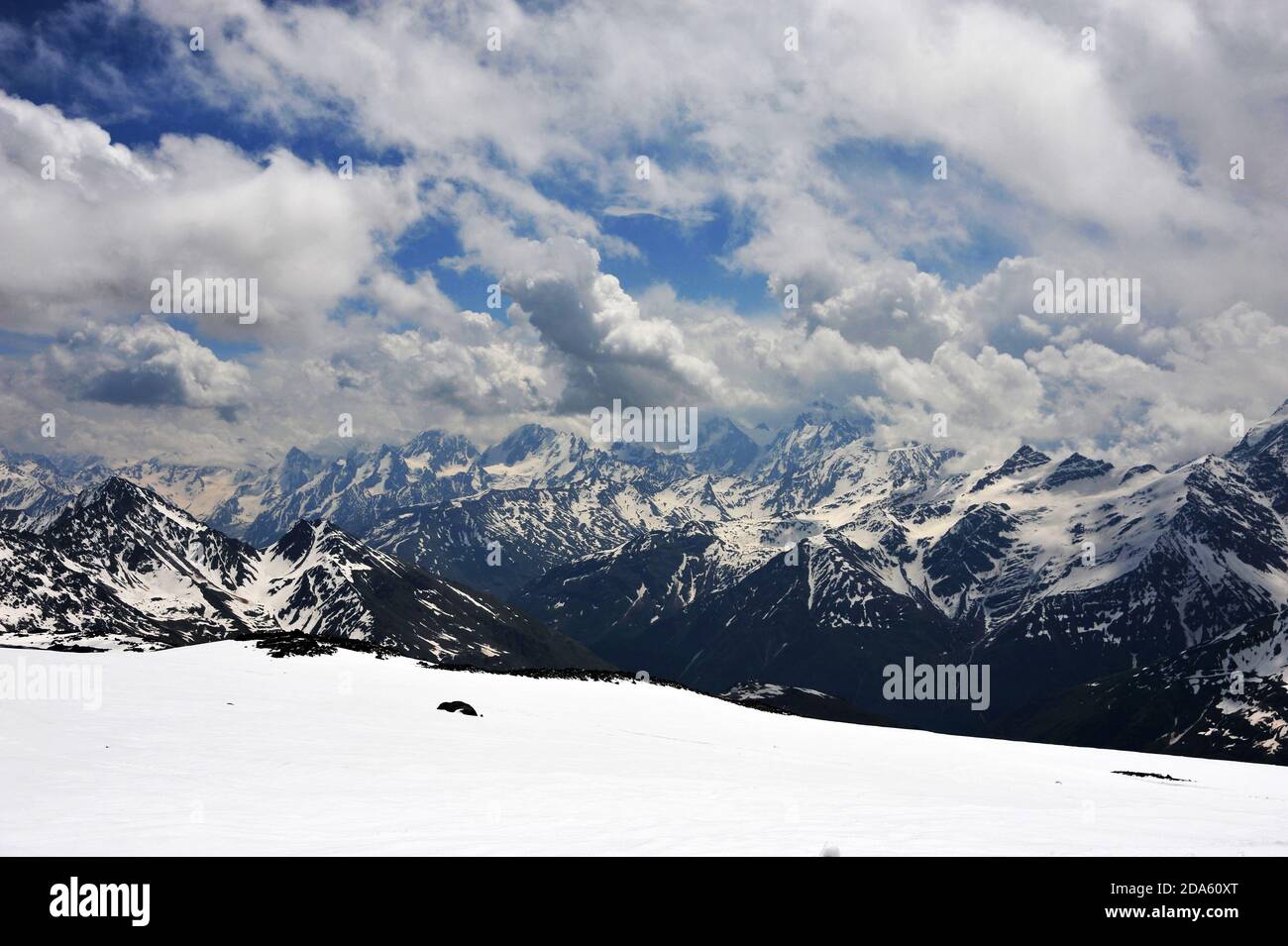 Blick auf die Gebirgskette des Mainkaukasischen Gebirges vom Hang des Elbrus durch die Baksan-Schlucht. Stockfoto