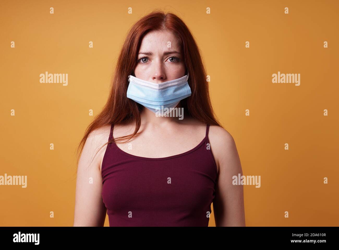 Junge Frau trägt medizinische Gesichtsmaske falsch verlassen Nase aufgedeckt - unsachgemäße Verwendung der schützenden Corona coronavirus covid Maske Stockfoto