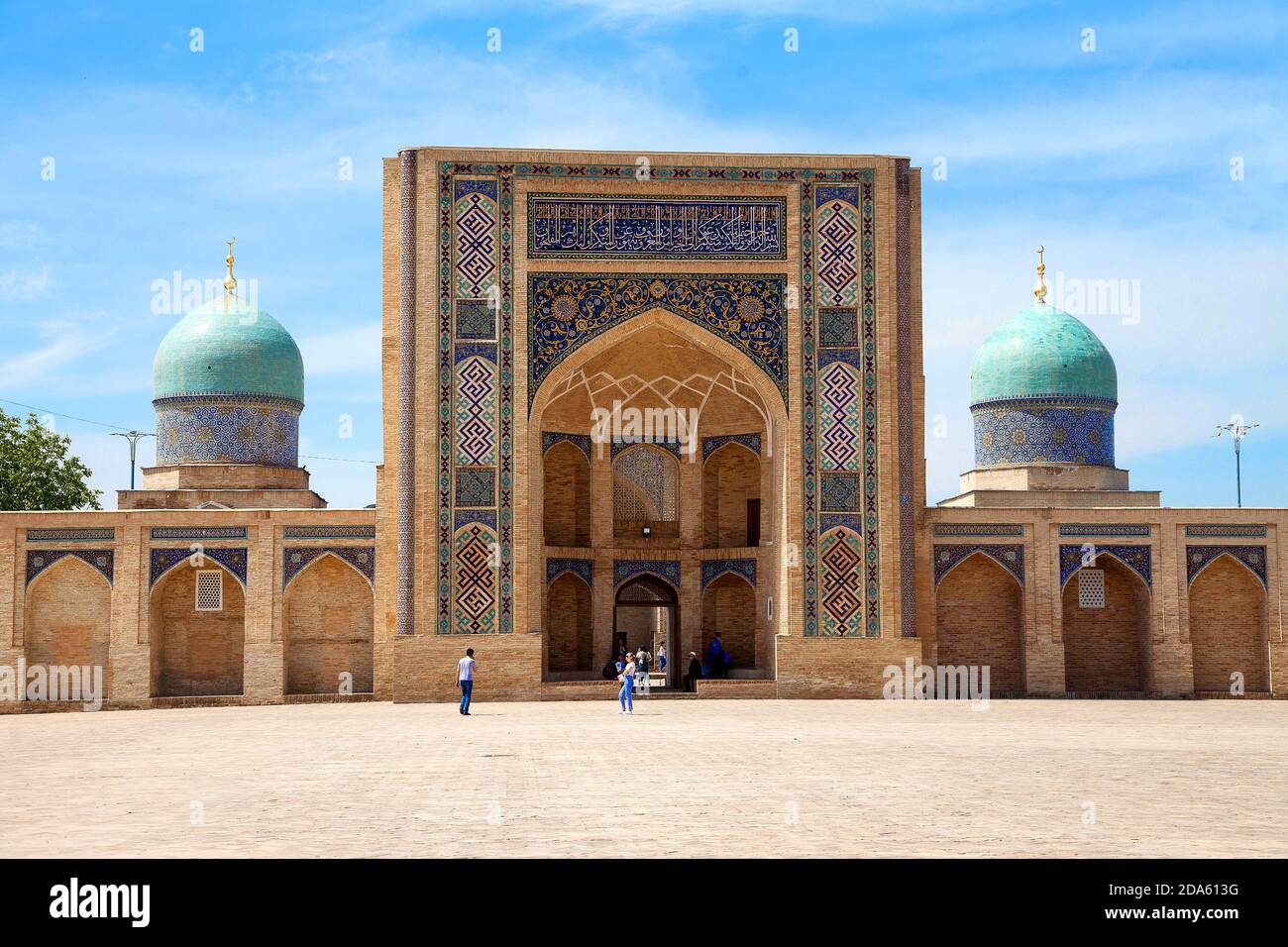 Blick auf die Barak Khan Madrasah des Khast Imam Komplexes im Sommer. Taschkent. Usbekistan. April 29 2019. Stockfoto