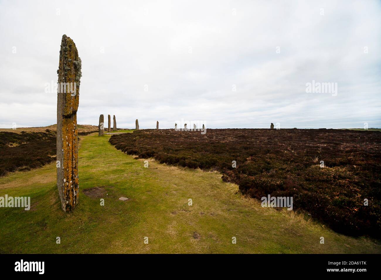 Neolithischer Steinkreis des Ring of Brodgar auf den Orkney-Inseln Am bewölkten Tag Stockfoto