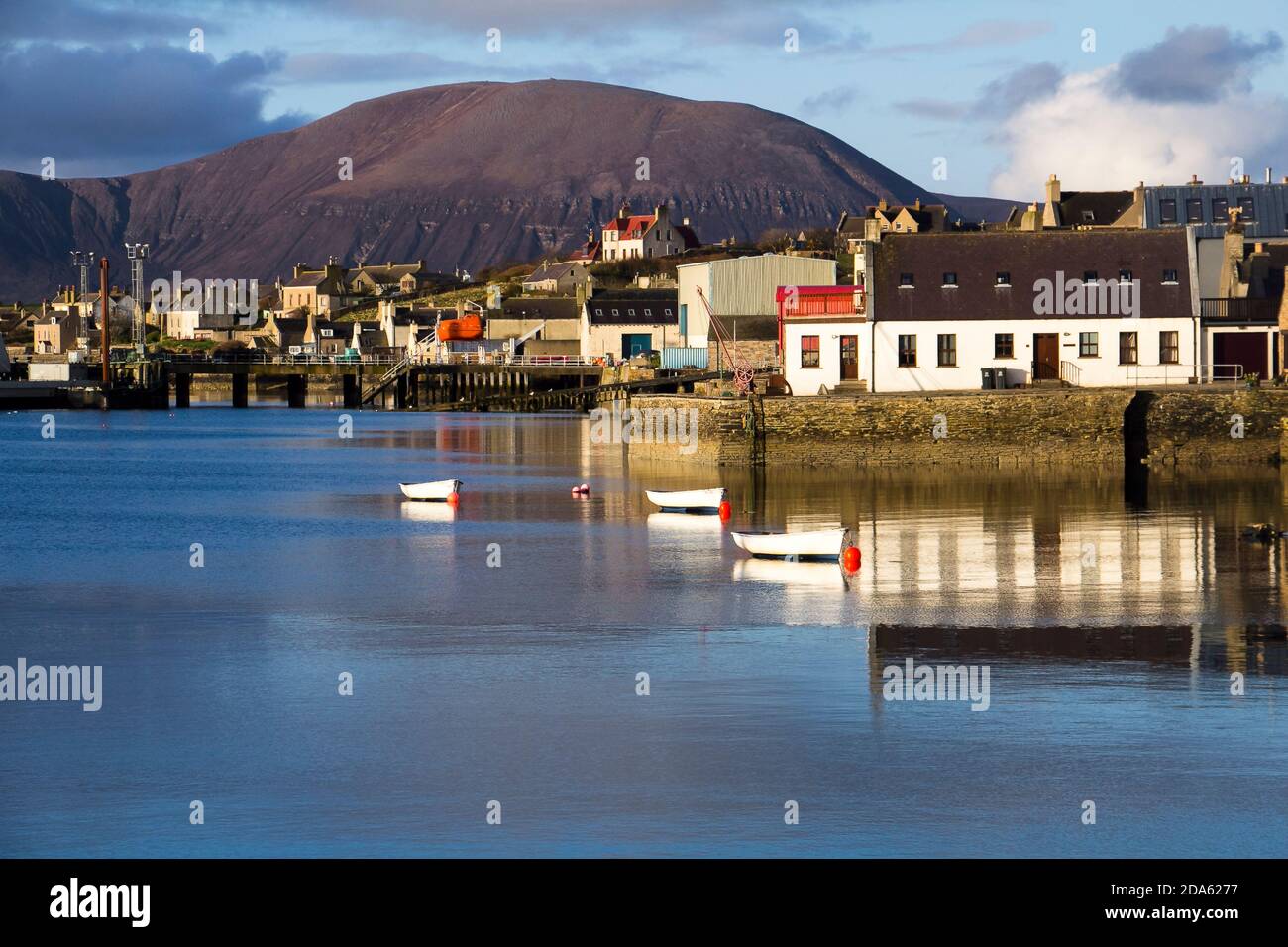 Großer Hügel und Blick auf das Wasser der schottischen Stadt mit Booten Spiegelung im Wasser an sonnigen Tagen Stockfoto