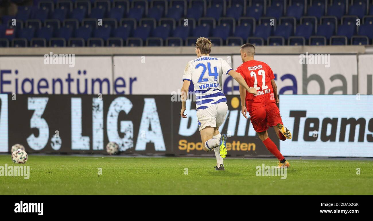 Dusburg, Deutschland. 10. Nov, 2020. firo: 09.11.2020 Fuvuball: Fußball: 3. Bundesliga-Saison 2020/21 MSV Duisburg - Viktoria kV? LN 1: 3 WERBEBANDS, SPONSORING, THIRD LEAGUE, LOGO. ALLGEMEIN, HINTERGRUND, HINTERGRUND Quelle: dpa/Alamy Live News Stockfoto