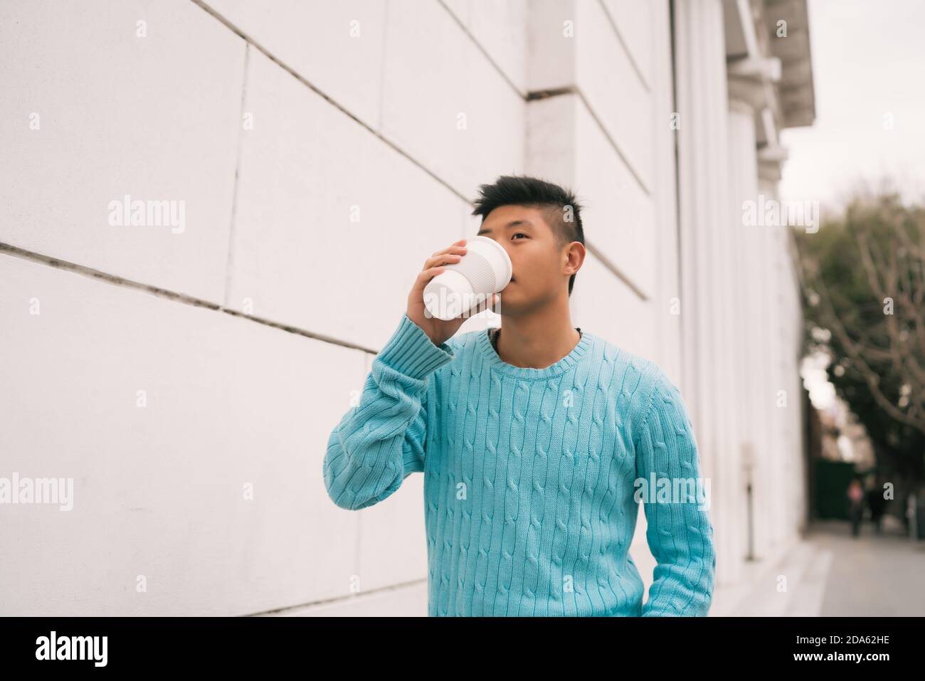 Asiatischer Mann trinkt eine Tasse Kaffee. Stockfoto