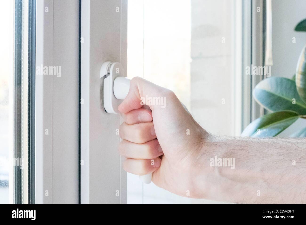 Die Hand öffnet ein Kunststofffenster, der Mechanismus bricht. Stockfoto Die Hand öffnet ein Kunststofffenster, der Mechanismus bricht. Stockfoto