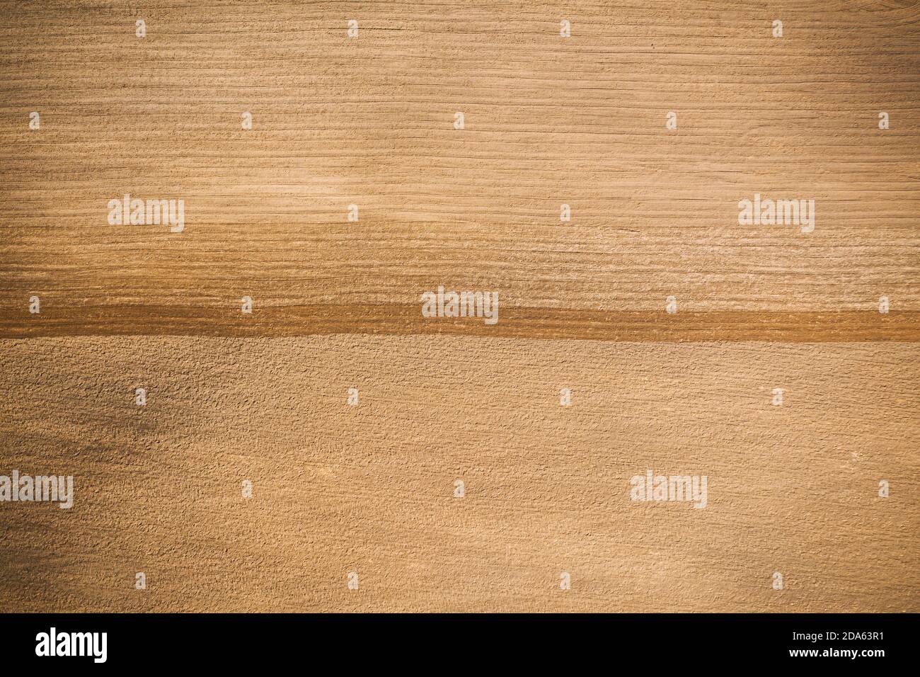 Boden mit Grubber-Pflügen. Pflügefeld Im Frühling Sonnentag. Flache Ansicht, Natürliche Landwirtschaft Hintergrund. Beginn Der Landwirtschaftlichen Saison. Grubber Stockfoto