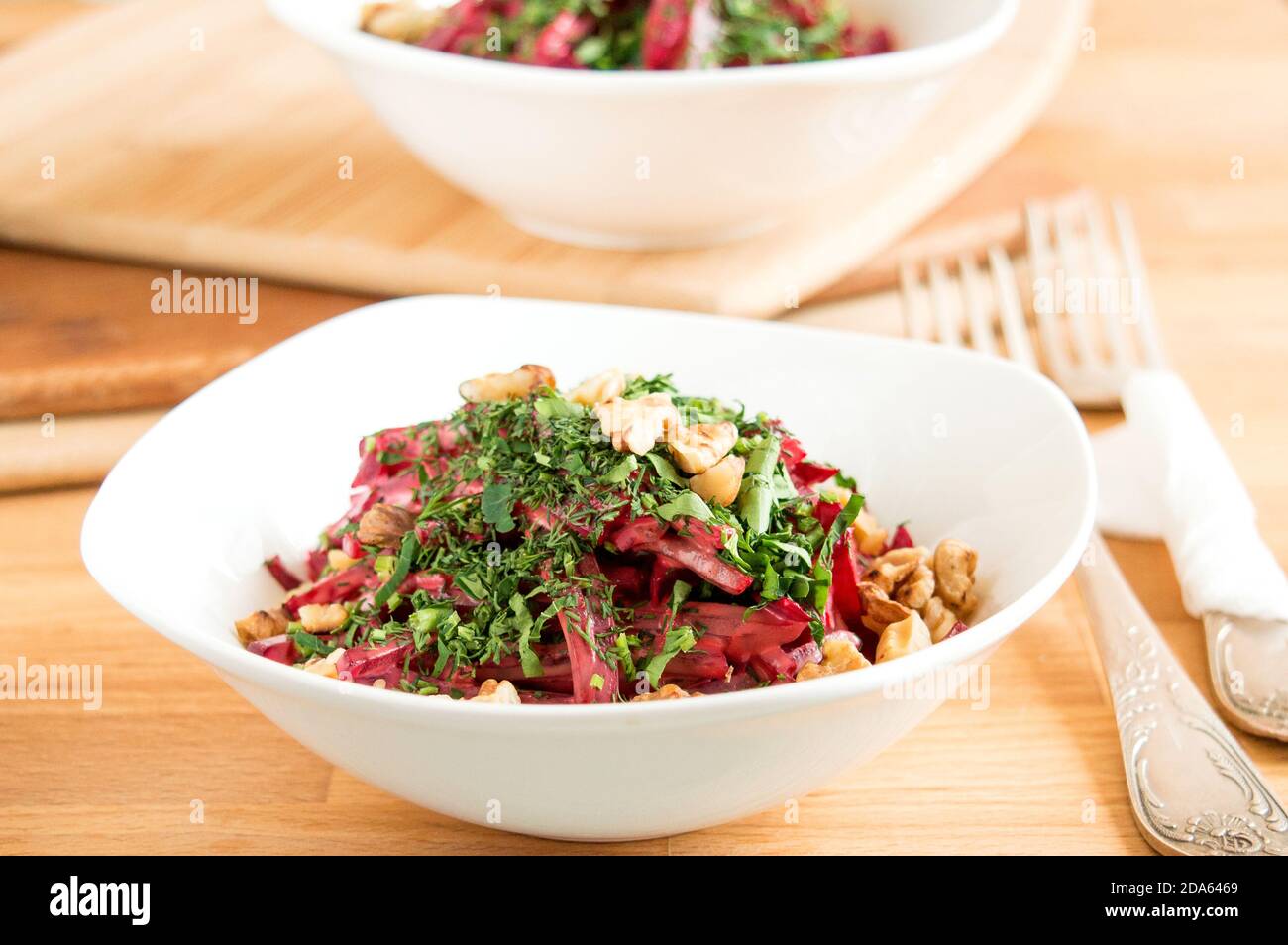 Köstlicher Salat mit gekochten Rüben und Nüssen. Schöne Portion des Tellers in einer weißen Schüssel. Stockfoto