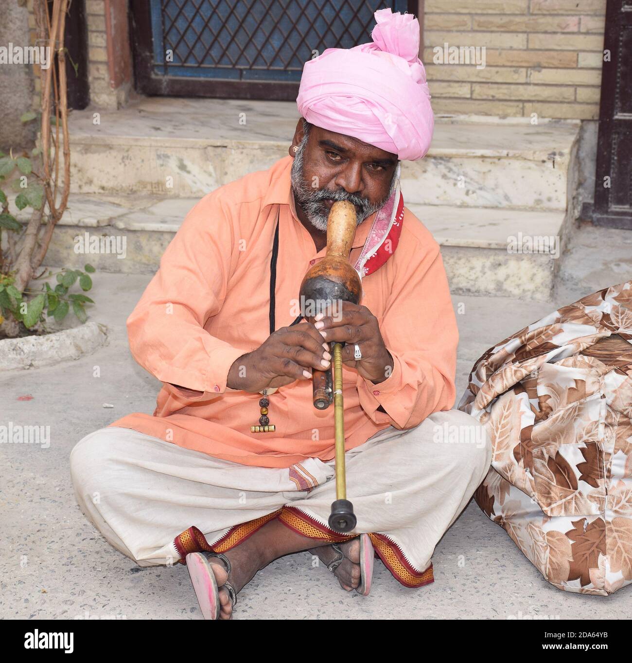 Indischer Schlangencharmer, der mit seinem Musikinstrument auch Pungi oder Been in Hindi-Sprache genannt wird. Nahaufnahme Stockfoto