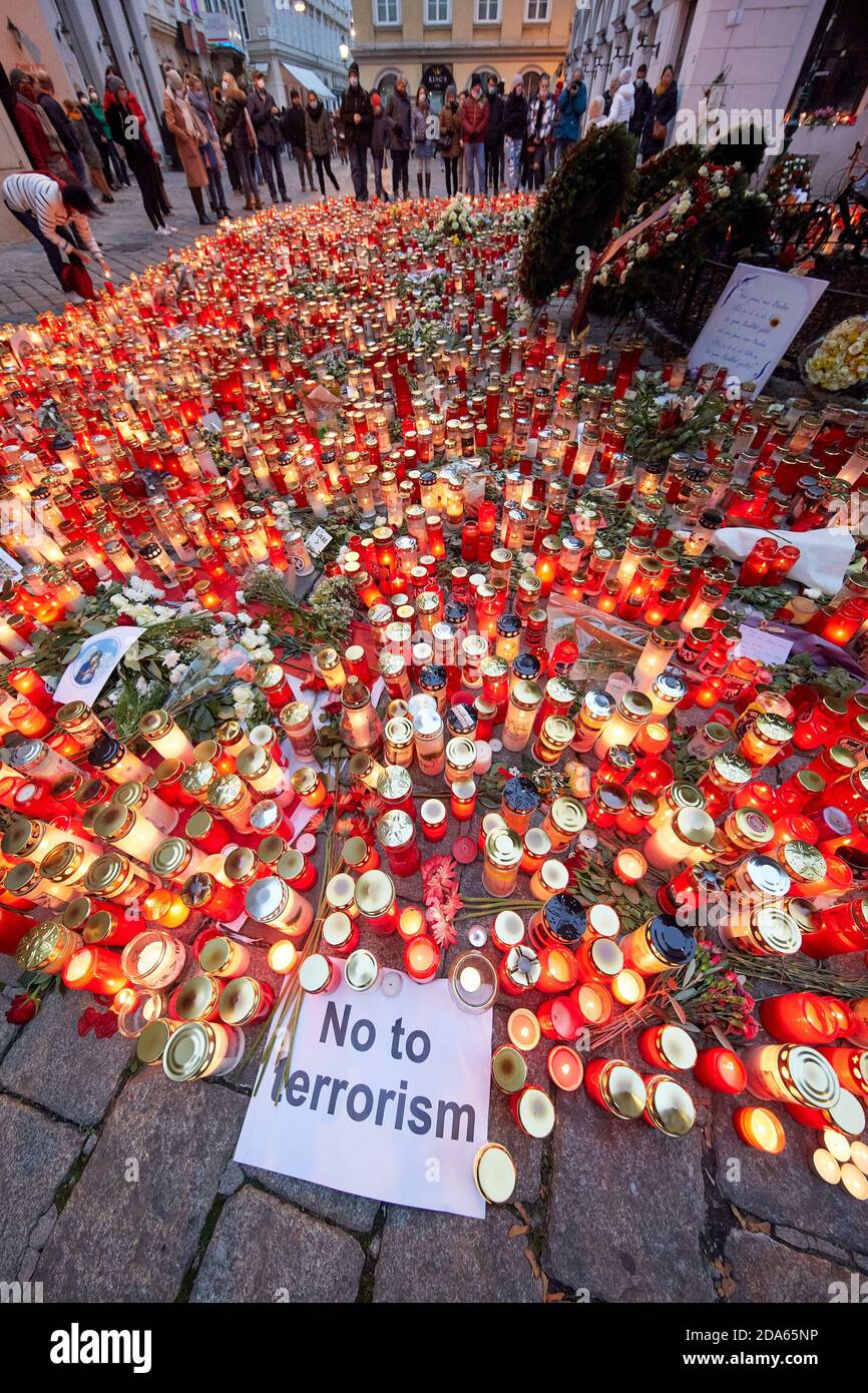 Wien, Österreich. November 2020. Menschen zünden Kerzen für die Opfer des Terroranschlags in Wien, Österreich, am 8. November 2020 an. Vor kurzem kamen Wiener an den Ort des Angriffs und zündeten Kerzen an, um um die Opfer zu betrauern. Quelle: Georges Schneider/Xinhua/Alamy Live News Stockfoto