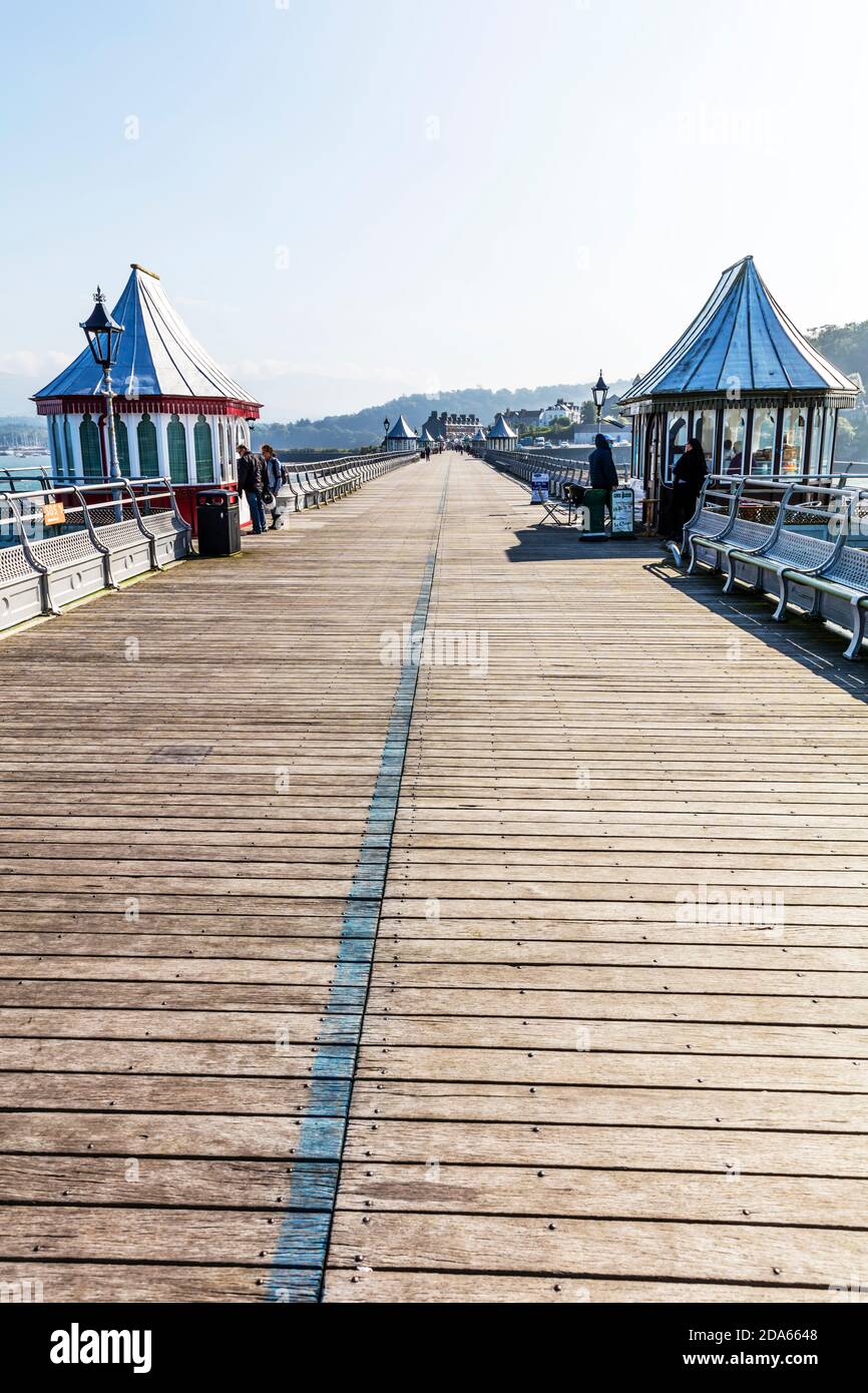 Garth Pier ist ein Grade-II-gelistetes Gebäude in Bangor, Gwynedd, Wales. Mit 1,500 Fuß Länge ist es der zweitlängste Pier in Wales, Bangor Pier, Stockfoto