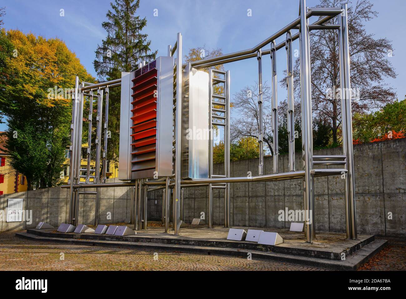 Moderne Uhr im Internationalen Museum für Horologie in La Chaux-de-Fonds, Kanton Neuchâtel, Schweiz. Stockfoto