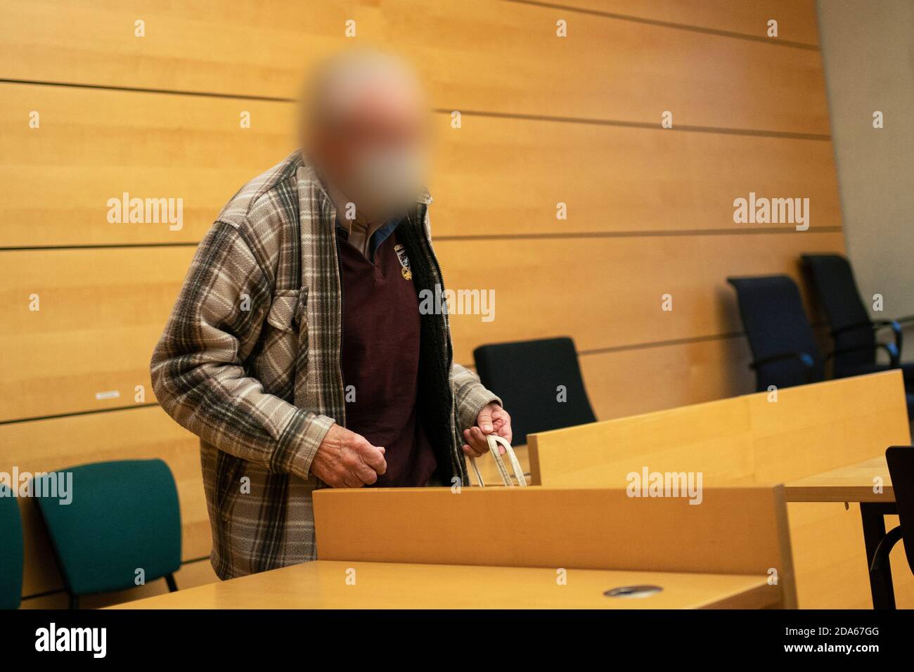 10. November 2020, Bayern, Würzburg: Der Angeklagte wird in den Gerichtssaal geführt. Ein Prozess gegen einen 92-jährigen Mann, der seine kranke Frau aus Mitleid getötet haben soll, hat am Landgericht Würzburg begonnen. Nach 70 Jahren Ehe soll der Mann seine an Demenz erkrankte Frau erstickt haben, so dass sie nicht in ein Pflegeheim gehen müsste. Foto: Nicolas Armer/dpa Stockfoto