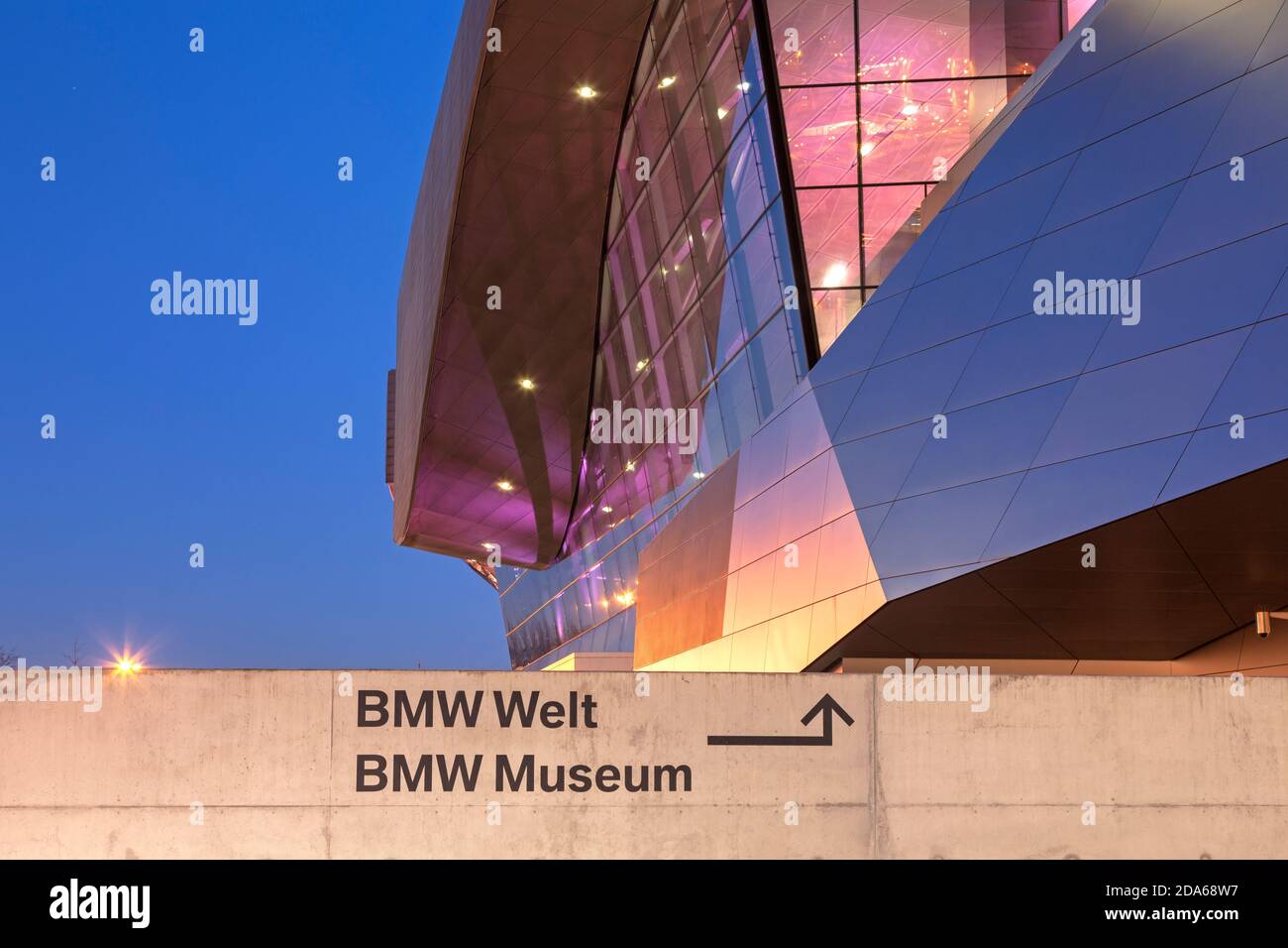 Bmw firmenzentrale und bmw museum -Fotos und -Bildmaterial in hoher ...
