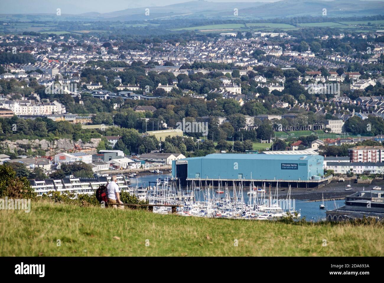 Plymouth von hoch über Mount Edgcumbe in Cornwall gesehen. Im Vordergrund die Princess Yachts Base und Richmond Walk, Devonport High School mit seinen Stockfoto