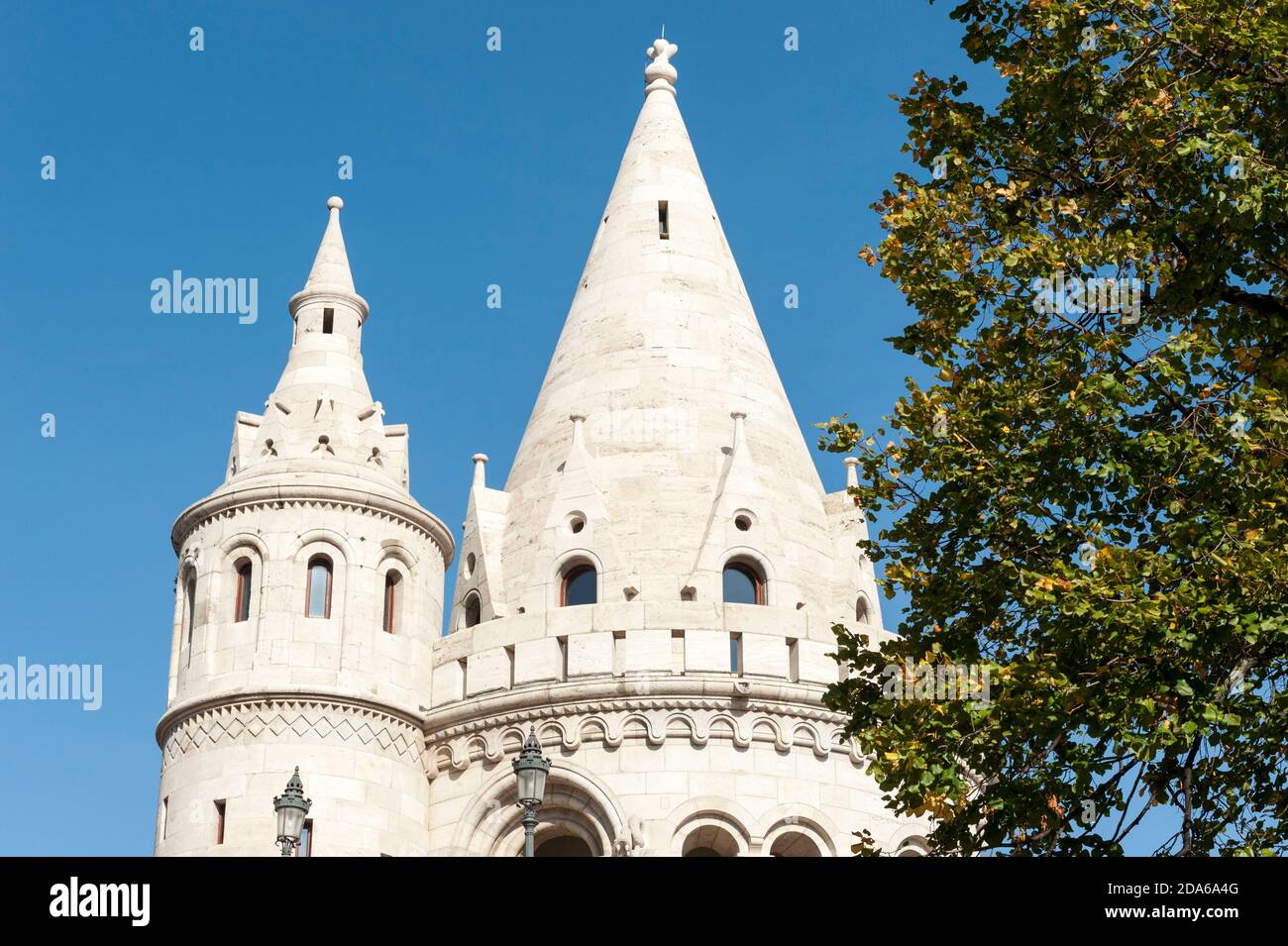 Türmchen der Fischerbastei, gegen einen blauen Himmel, in Budapest, Ungarn Stockfoto