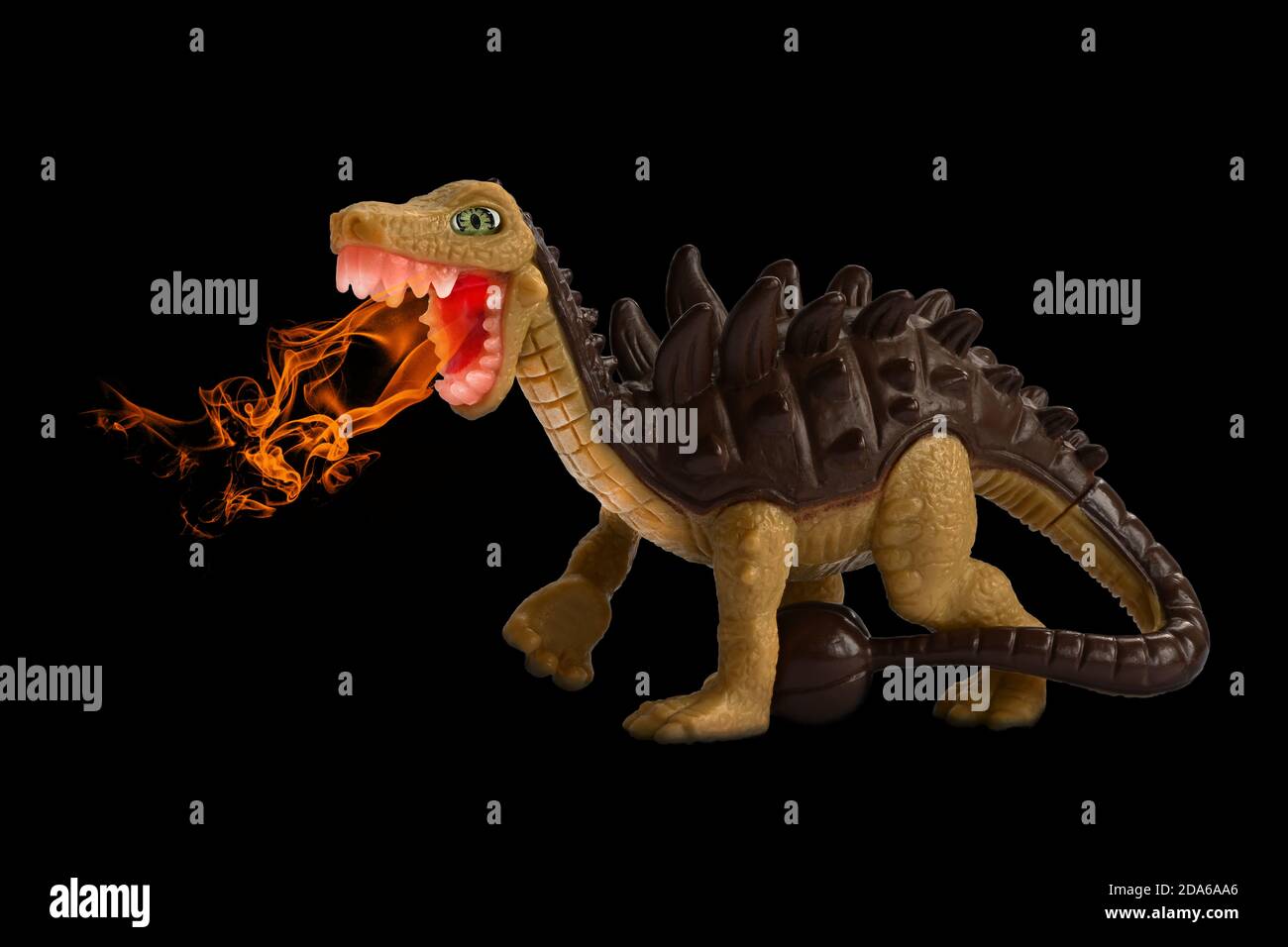 Feuer atmen Spielzeug Dinosaurier. Kinderspielzeug, Tierfigur aus Kunststoff isoliert auf schwarzem Hintergrund, Fantasy-Composite. Dinosaurier mit Spikes und Schwanzschläger Stockfoto