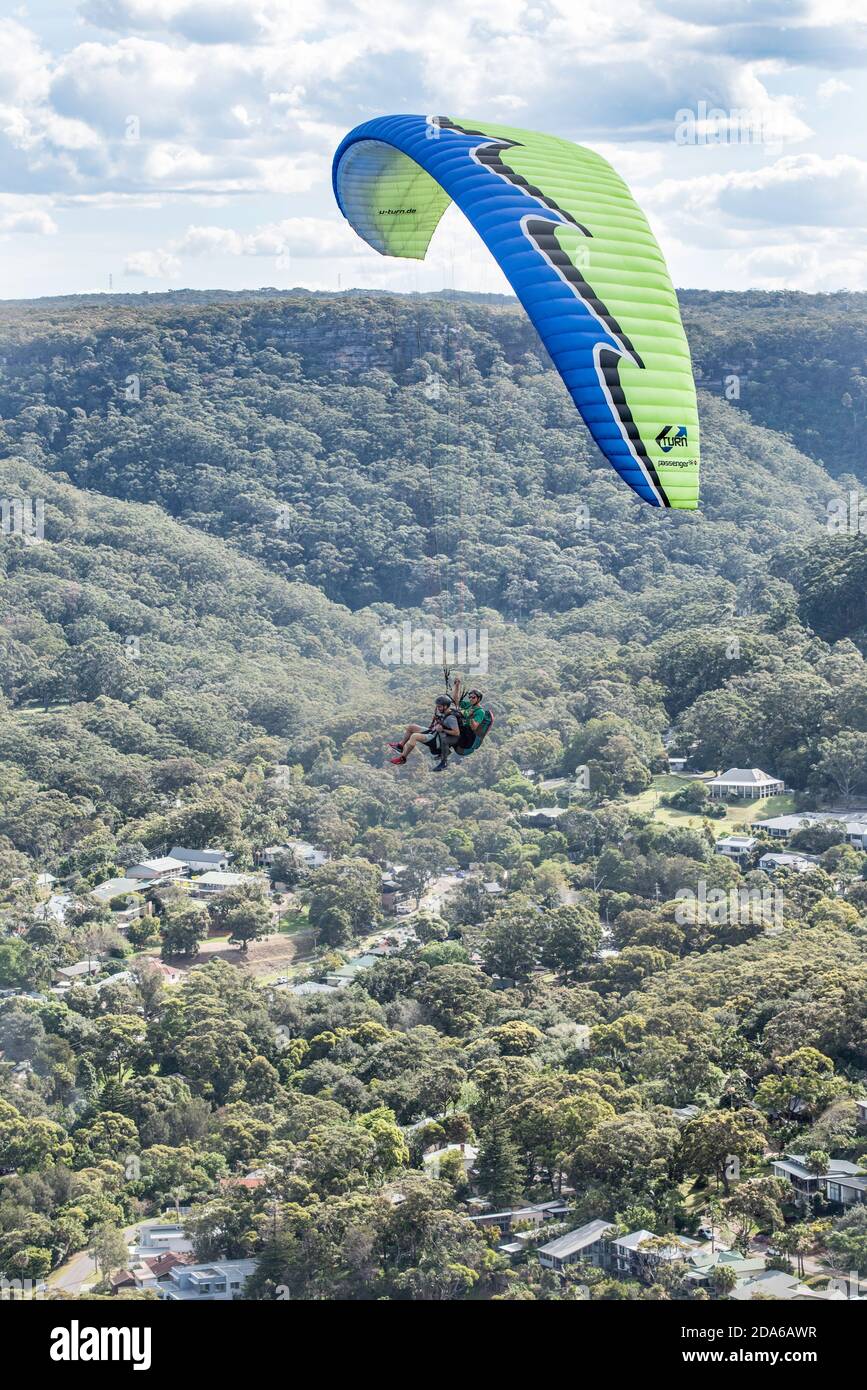 Blick auf den Stanwell Park und ein Tandemgleitschirm fliegen, vom beliebten Startpunkt bald Hill, Stanwell Tops, New South Wales, Australien Stockfoto