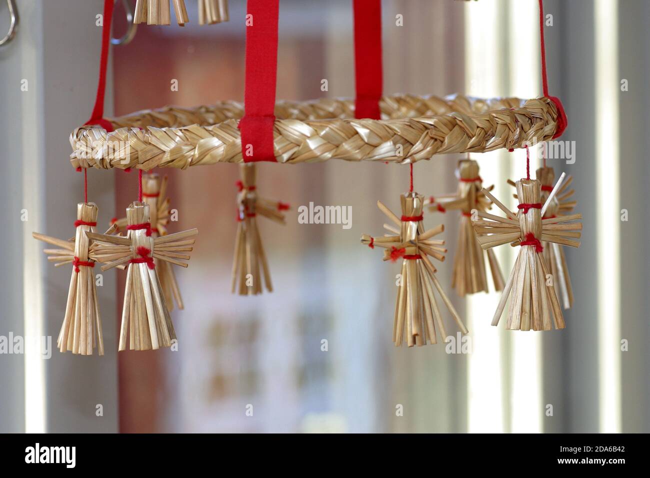 Goldenes Stroh Ornament schmückt das Haus an weihnachten Stockfoto