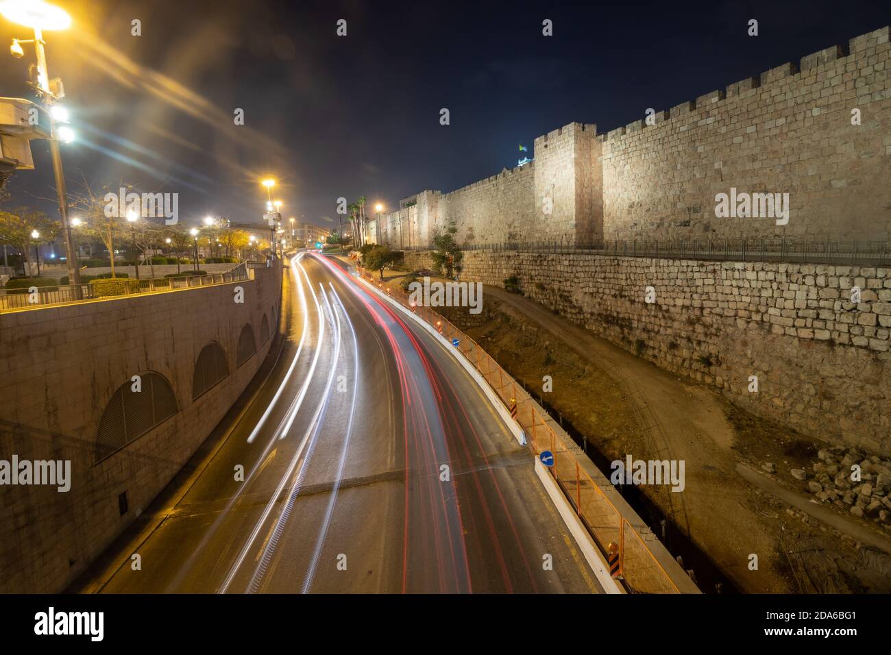 Lange Exposition auf der Hauptstraße um die Mauern von Alt-Jerusalem in der Nacht, vor dem Hintergrund der Wände Stockfoto