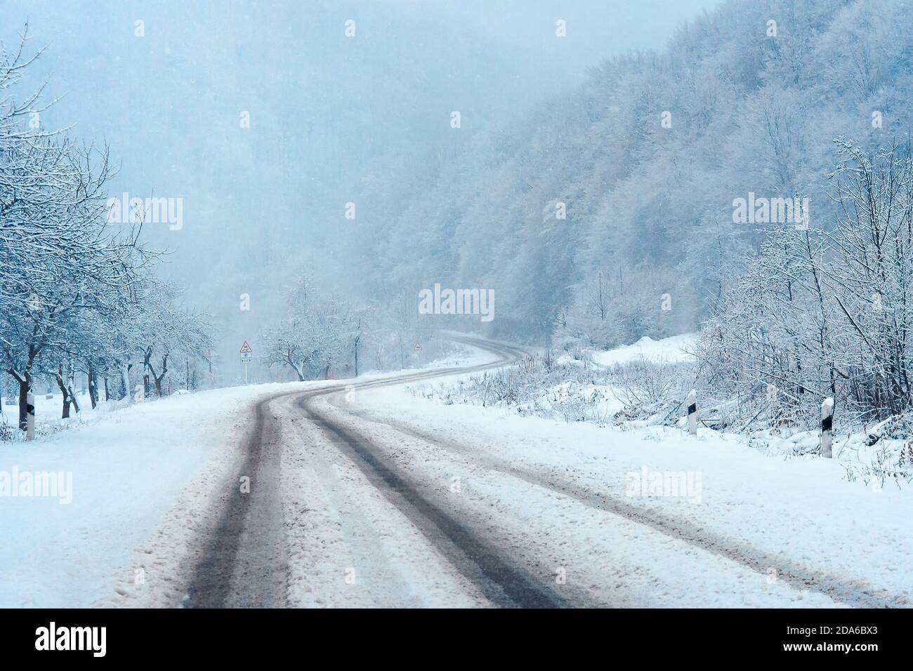 Landstraße durch Berge im Winter. Schöne Naturkulisse. Schneewetter Stockfoto