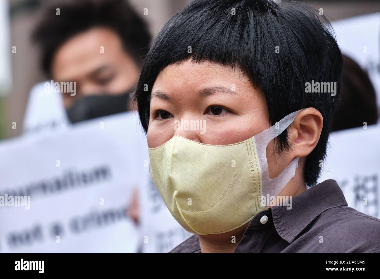 Hongkong China November 2020 Bao Choy Yuk Ling Ein Freiberuflicher Journalist Der Mit Hongkongs Offentlich Rechtlicher Rundfunkanstalt Rthk Radio Television Hong Kong Bei Ermittlungen Zum Yuen Long Mobangriff Vom Juli 21 Arbeitete Kommt Mit Einem