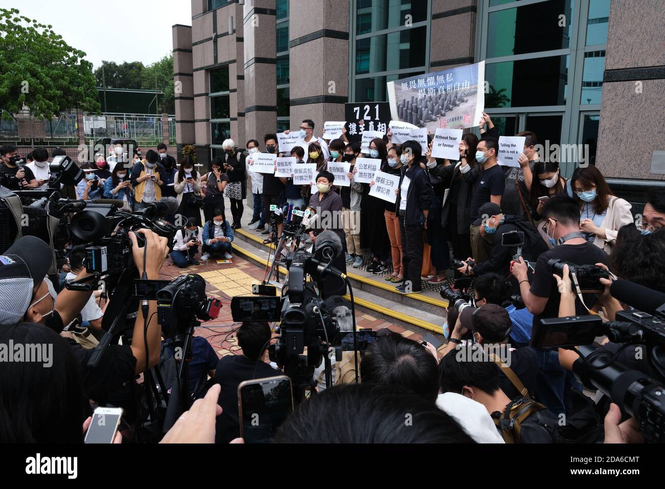 Hongkong, China. November 2020. Bao Choy-yuk Ling, ein freiberuflicher Journalist, der mit Hongkongs öffentlich-rechtlicher Rundfunkanstalt RTHK (Radio Television Hong Kong) bei Ermittlungen zum Yuen Long-Mobangriff vom Juli 21 arbeitete, kommt mit einem Gesichtsbesen zum Fanling-Amtsgericht für eine Anhörung. Choy wurde verhaftet, weil sie eine falsche Aussage über ihre Untersuchung von Verdächtigen gemacht hatte, die an dem Yuen Long-Mobangriff für eine RTHK-TV-Dokumentation beteiligt waren. Kredit: SOPA Images Limited/Alamy Live Nachrichten Stockfoto