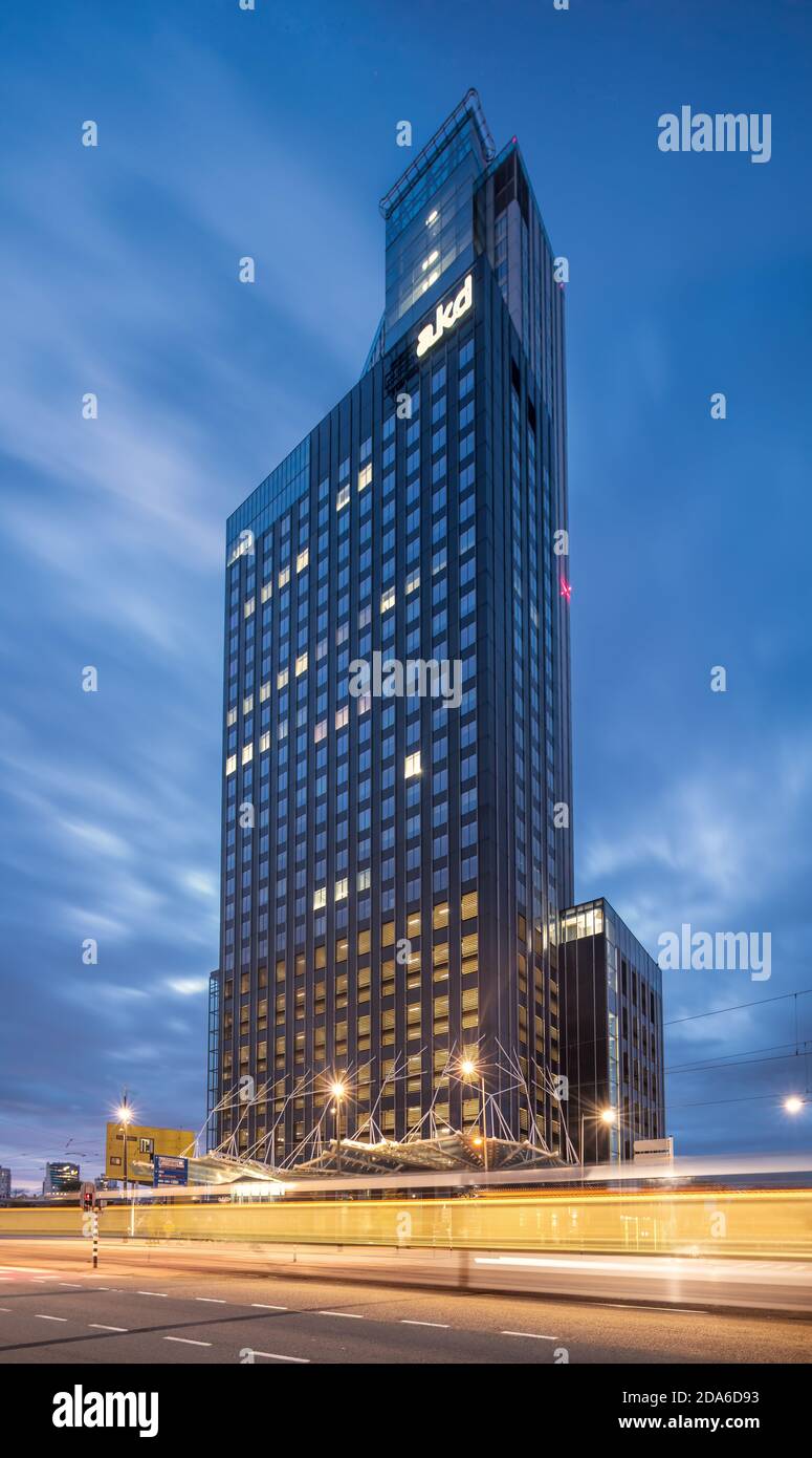 Hauptsitz der AKD am Wilhelmina-Platz, Kop van Zuid. Das neu entwickelte Industriegebiet beherbergt heute eine bahnbrechende Architektur. Stockfoto