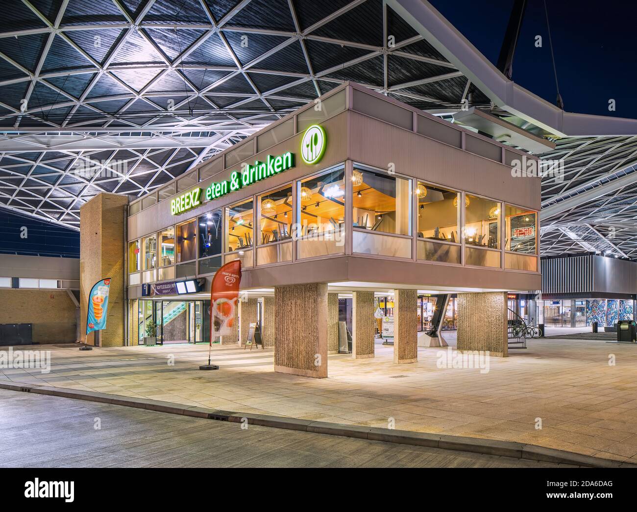 Restaurant Breexz am Tilburg Hauptbahnhof, berühmt wegen seiner bemerkenswerten Dachkonstruktion. Stockfoto