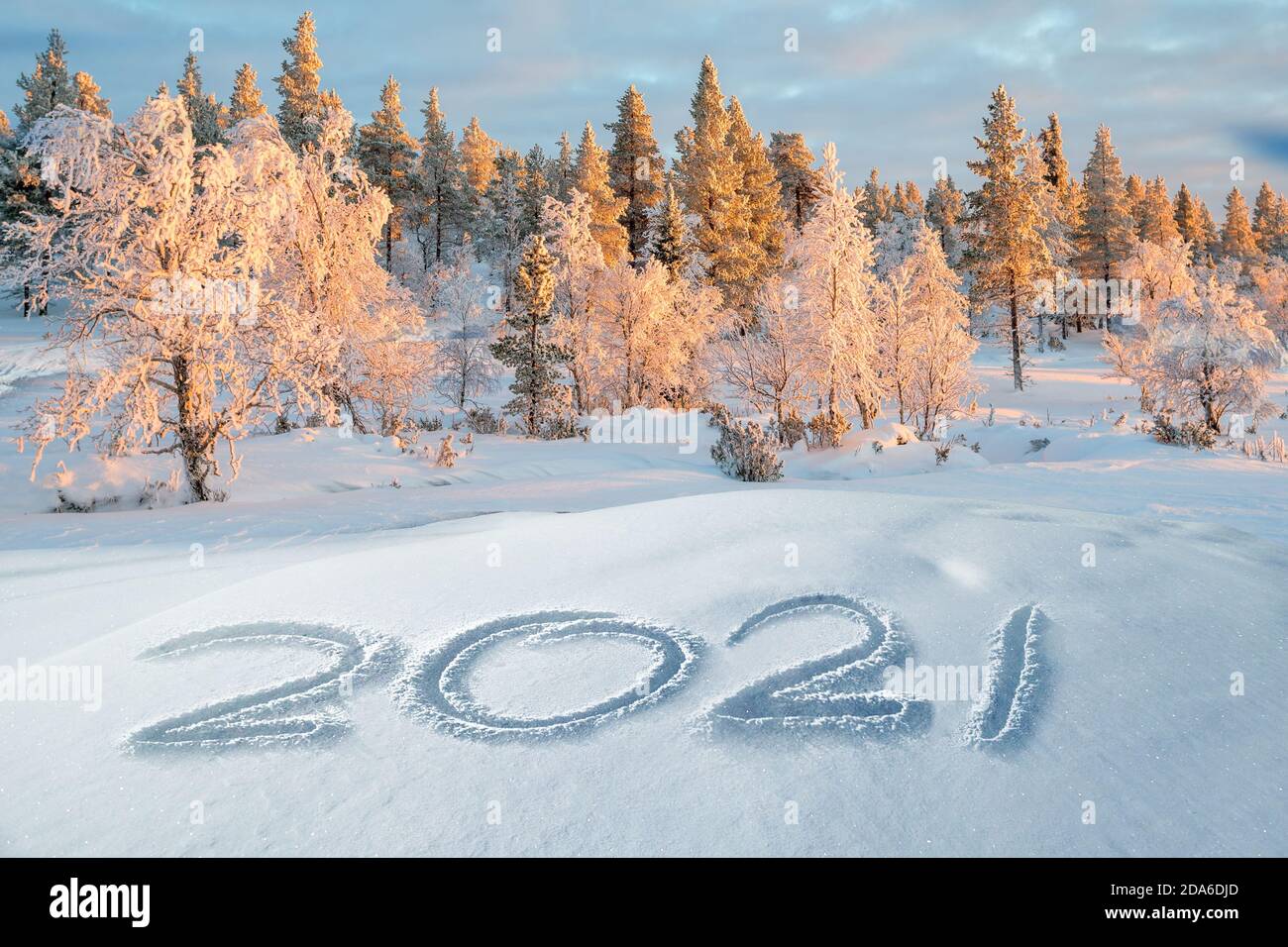 2021 im Schnee geschrieben, Berglandschaft im Hintergrund, UrlaubsGrußkarte Stockfoto
