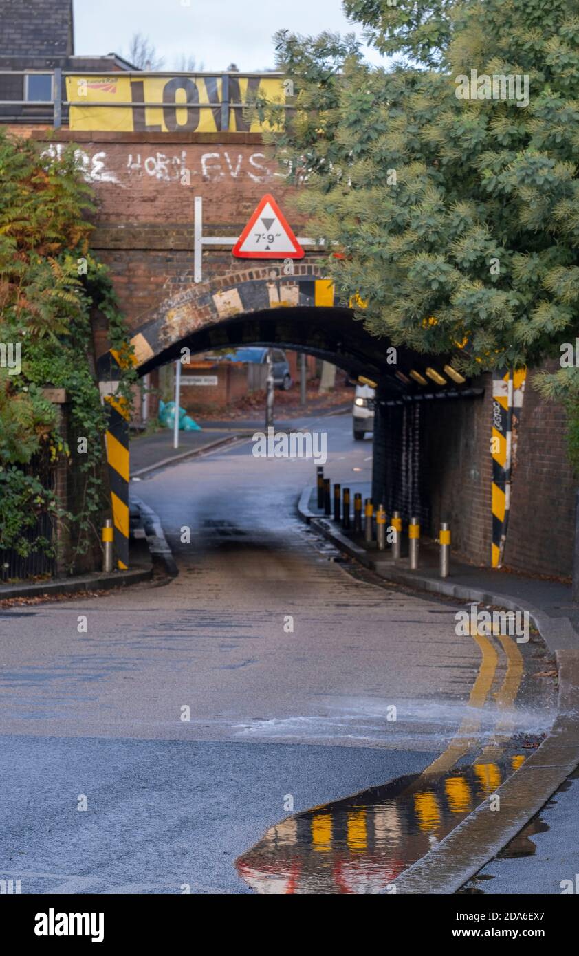 Lower Downs Road, Wimbledon, London, Großbritannien. 10. November 2020. Ein Network Rail Bericht zeigt diese Wimbledon Eisenbahnbrücke als eine der „am meisten gehetzten“ in London, kommt in der 2. Und schlug 11 mal in 2019-20. Es ist auch 10. Gleich am meisten in Großbritannien Bashed. Über dieser schmalen Bogenbrücke befinden sich vier Gleise, zwei für Pendlerzüge und zwei für Expresszüge von und nach London Waterloo im Südwesten Englands. Quelle: Malcolm Park/Alamy Live News. Stockfoto