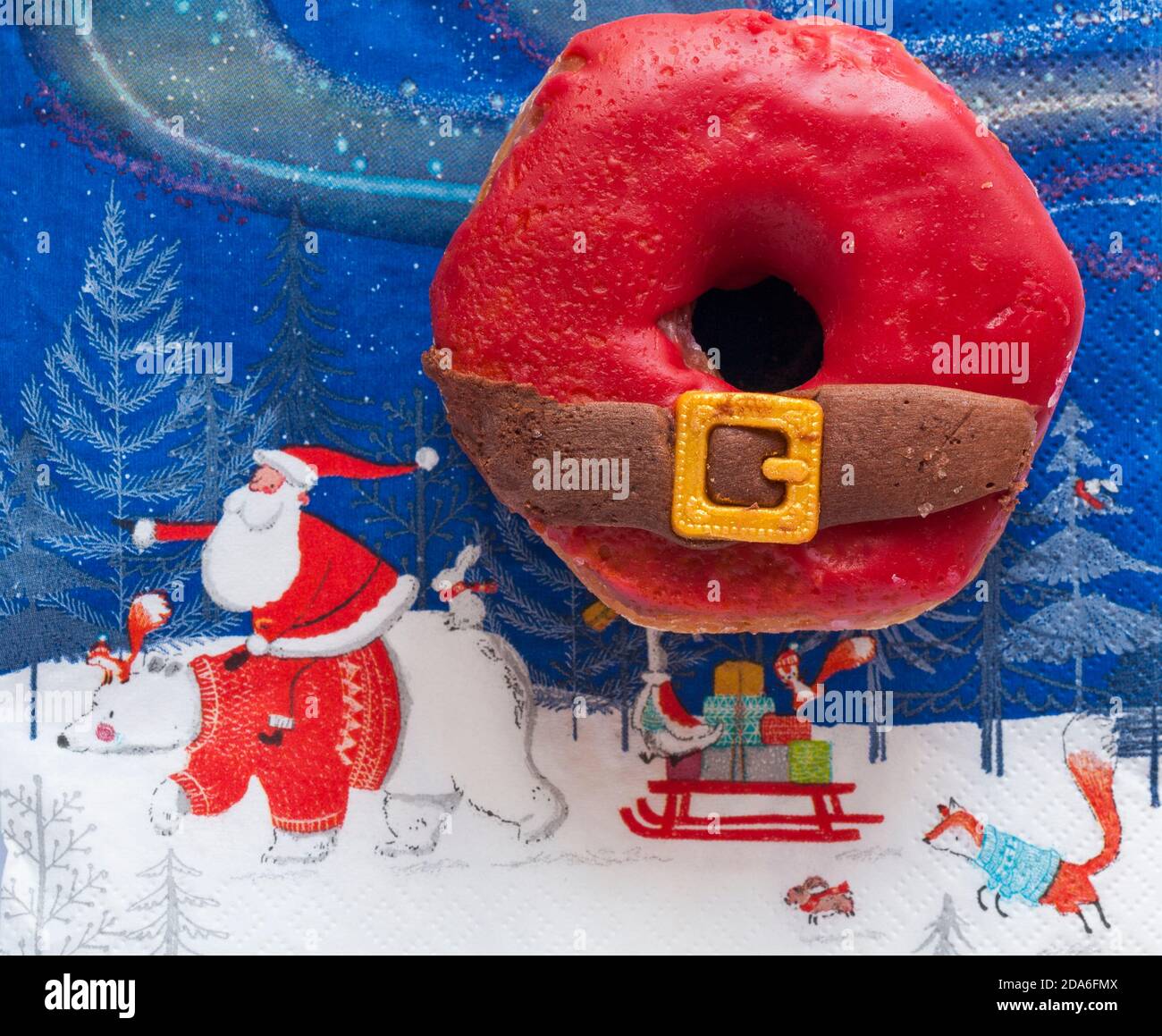 Weihnachtsmann Yumnuts, Kreuzung zwischen einem Donut und einem Yum Yum von M&S in-Store Bäckerei auf Weihnachten festliche Serviette Serviette entpackt Stockfoto