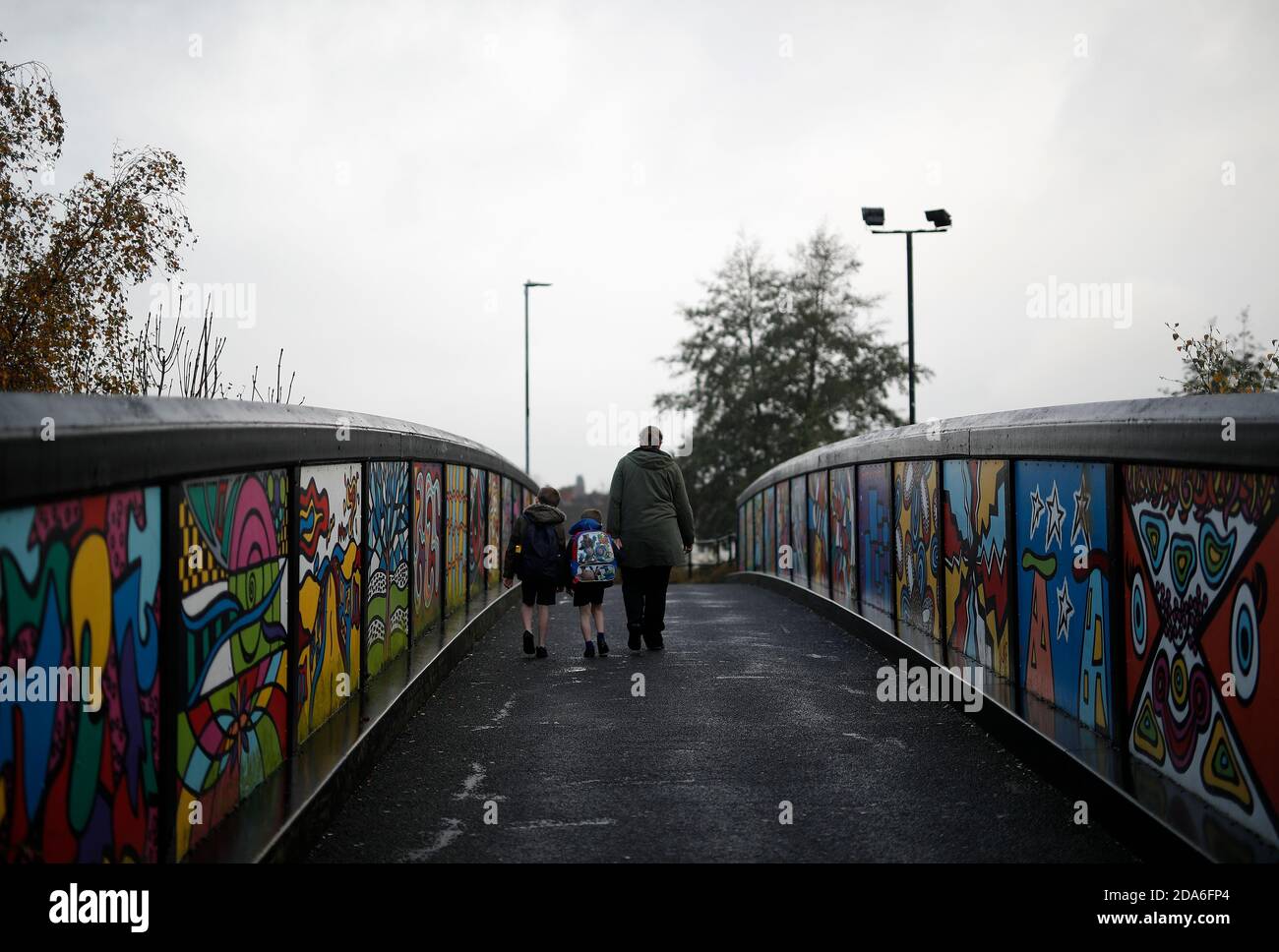 Coalville, Leicestershire, Großbritannien. November 2020. Eine Frau geht mit ihren Kindern zur Schule, nachdem die Arbeitslosenquote in Großbritannien gestiegen ist, da das Coronavirus weiterhin auf dem Arbeitsmarkt auftritt. Credit Darren Staples/Alamy Live News. Stockfoto