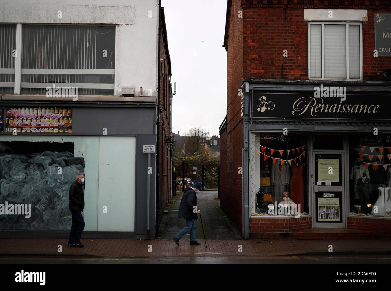Coalville, Leicestershire, Großbritannien. November 2020. Männer laufen an einer leeren Einzelhandelseinheit vorbei, nachdem die Arbeitslosenquote in Großbritannien gestiegen ist, da das Coronavirus weiterhin auf dem Arbeitsmarkt auftritt. Credit Darren Staples/Alamy Live News. Stockfoto