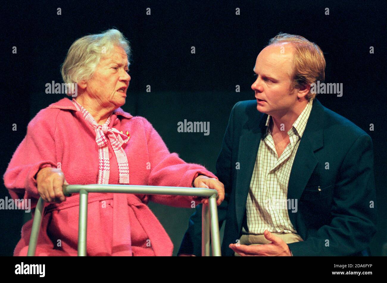 Gabrielle Blunt (Mutter), Jason Watkins (Derek) in BLUE HEART - BLUE KETTLE von Caryl Churchill im Traverse Theatre, Edinburgh 21/08/1997 an Out of Joint & Royal Court Theatre Co-Production Design: Julian McGowan Beleuchtung: Johanna Stadtleitung: Max Stafford-Clark Stockfoto