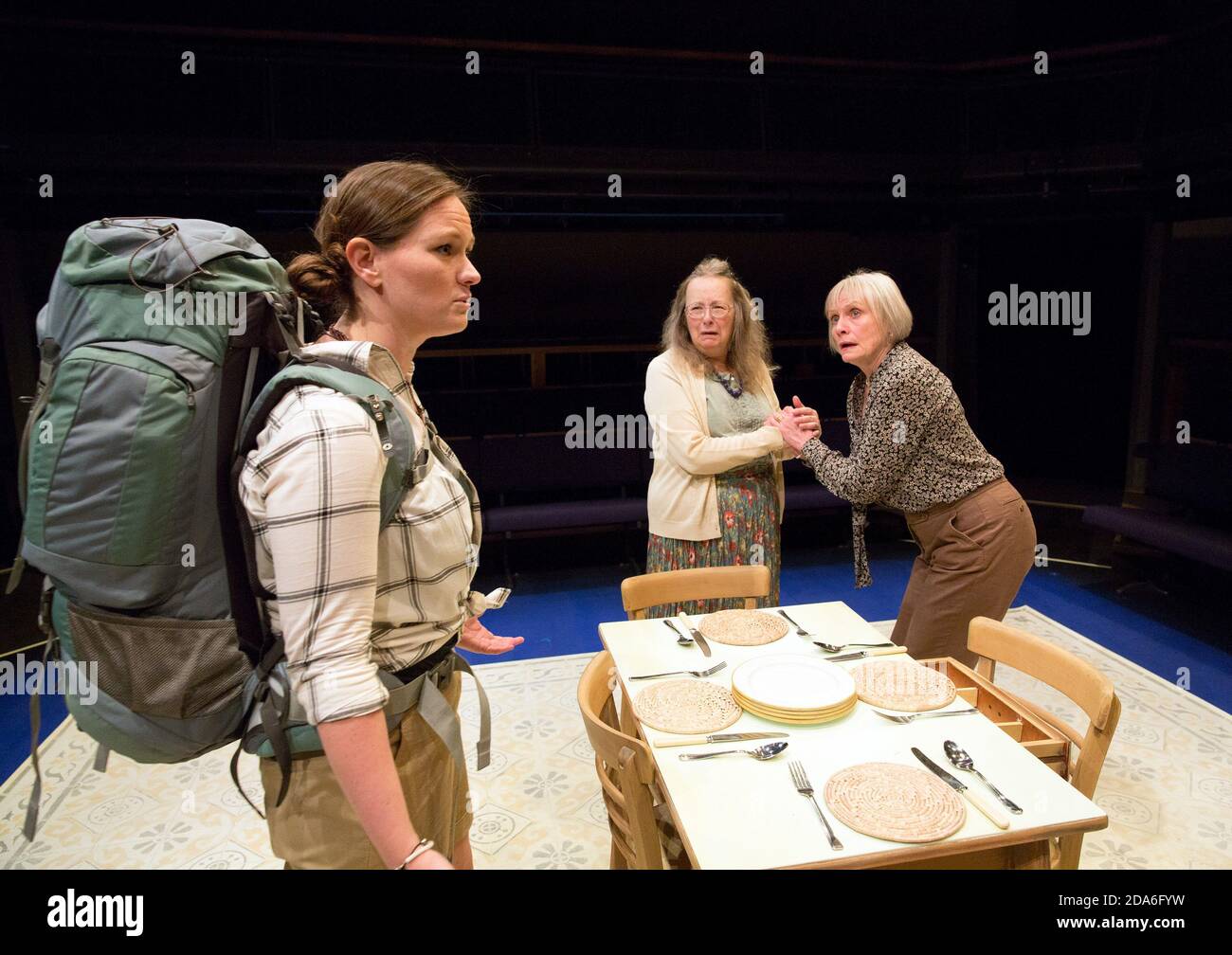 l-r: Tracey Lee Sharples (Young Woman), Amanda Boxer (Maisie), Amelda Brown (Alice) in HEART'S DESIRE von Caryl Churchill im Orange Tree Theatre, Richmond, Surrey, England 18/10/2016 Part of BLUE HEART A Tobacco Factory Theatres, Bristol & Orange Tree Theatre Co-Produktion Design: Angela Davies Beleuchtung: Chris Swain Regie: David Mercatali Stockfoto