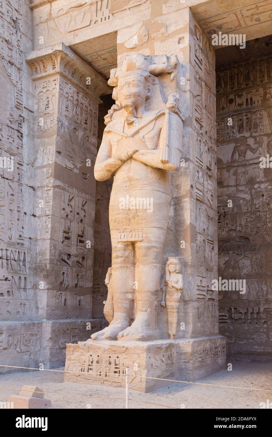Riesige Statue von Ramses III, Medinat Habu Tempel, Luxor, Ägypten Stockfoto