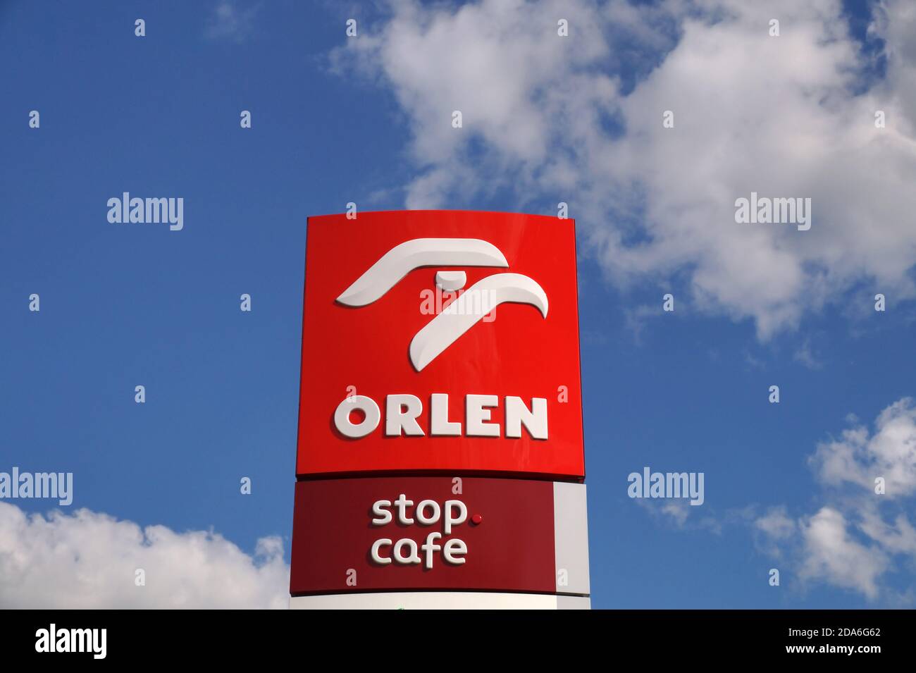 Werbepylon für Tankstelle und Café. Orlen Ölgesellschaft Zeichen. Sieganów. Polen. 20. Mai 2020.Sieganów. Polen. 20.Mai 2020. Stockfoto