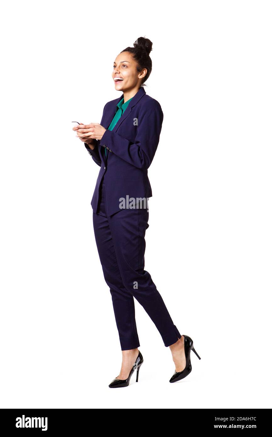 In voller Länge Porträt der jungen Geschäftsfrau lachen mit einem Mobiltelefon auf weißem Hintergrund Stockfoto