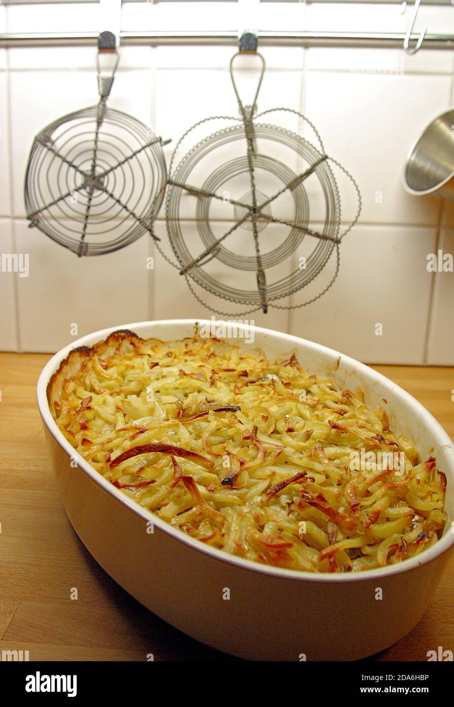 Jansson's Temptation', (Janssons Frestelse) ein klassisches schwedisches Gericht aus Kartoffeln, Zwiebeln und schwedischen Sardellen. Schwedische Sardellen sind - in der Tat gesalzen sp Stockfoto