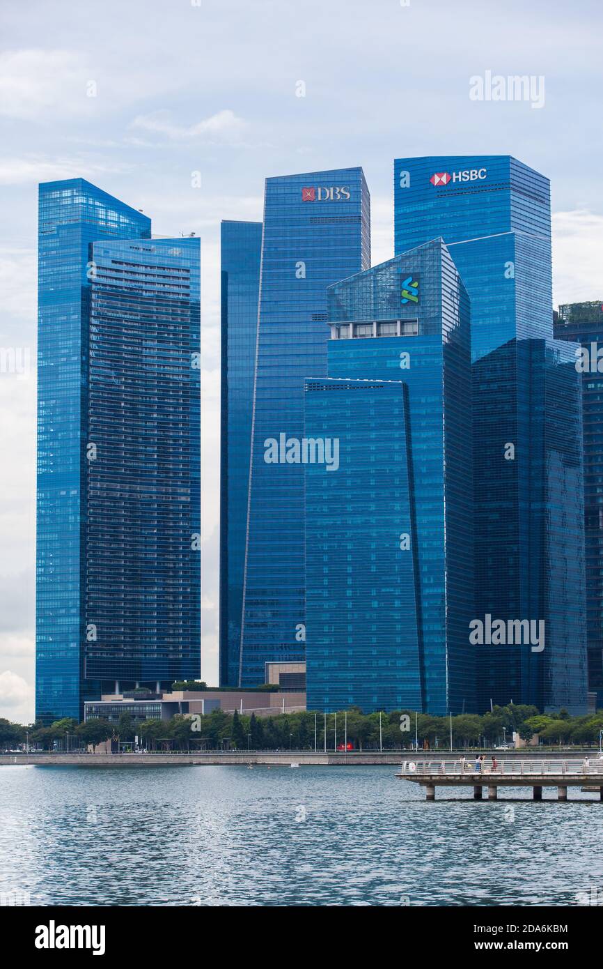 Vertikale Ansicht der Marina Bay Financial Center Towers Architektur, Singapur. 2020. Stockfoto