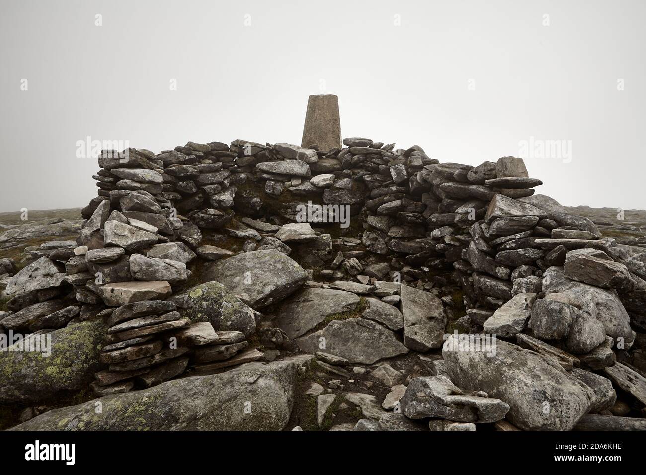 Ein Nebel gehüllt Schutz auf dem Gipfel eines Berges Stockfoto