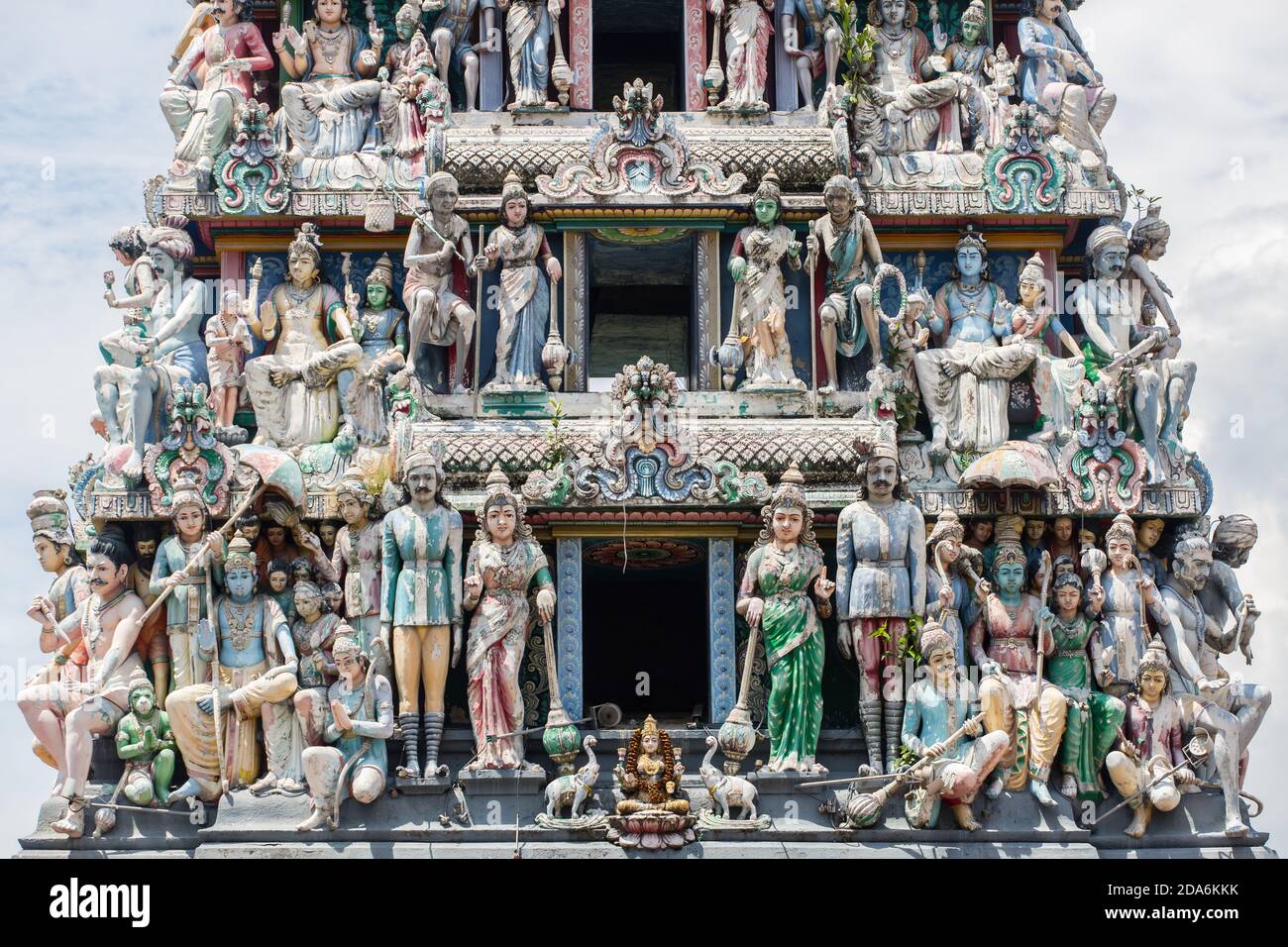 Nahaufnahme der Dachkonstruktion des Sri Mariamman Tempels. Aufgrund der Witterungseinflüsse verfärbt sich die Originalfarbe oder verblasst aus. Singapur. 2020. Stockfoto