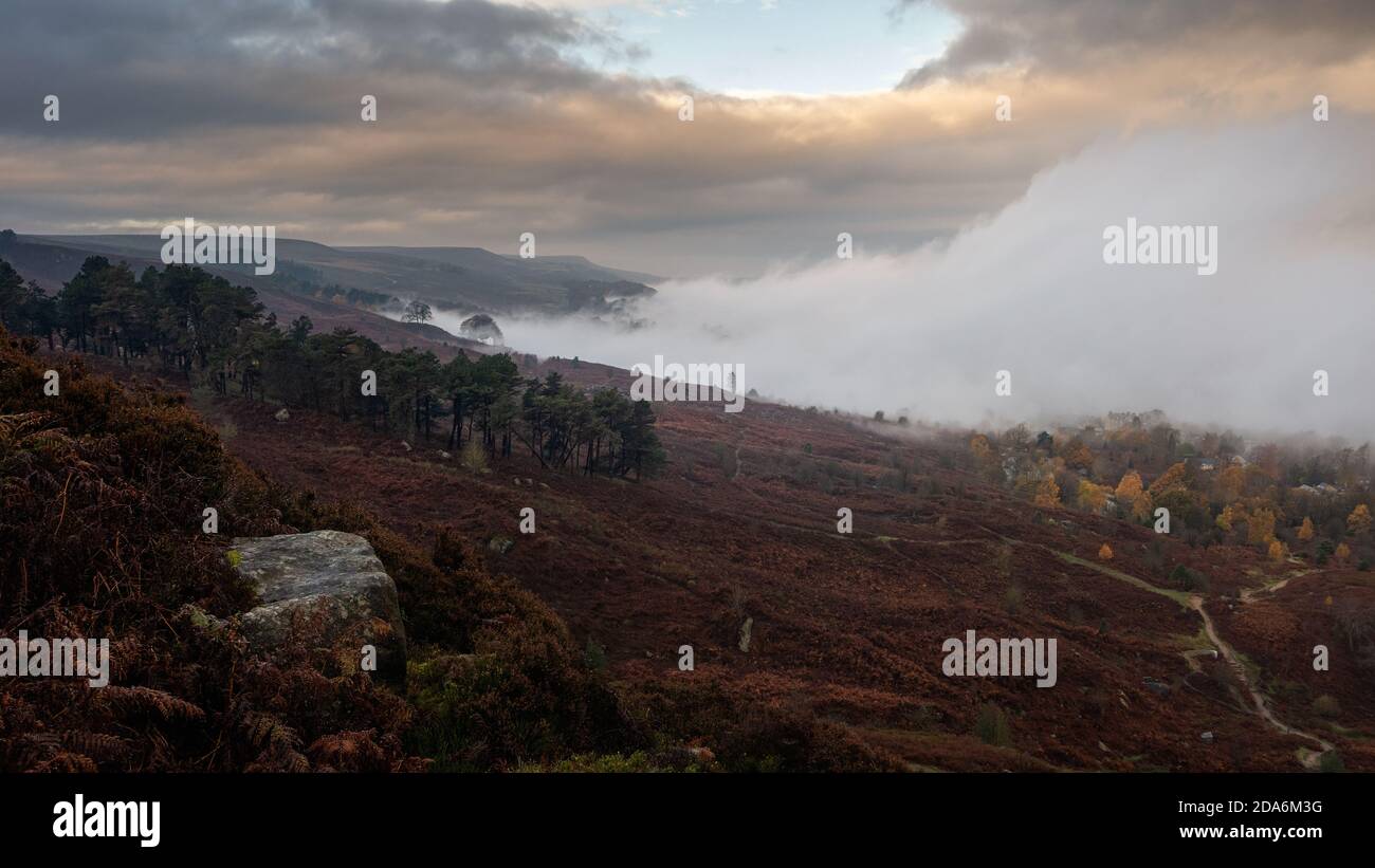 Ilkley, Großbritannien. 10. November 2020: Wetter: Atemberaubende Wetterbedingungen und herbstliche Ausblicke, wenn sich nach vier Tagen fast dauerhaft nebliger Witterung endlich der Nebel aus dem Wharfedale-Tal erhebt. West Yorkshire Rebecca Cole/Alamy News (c) Stockfoto