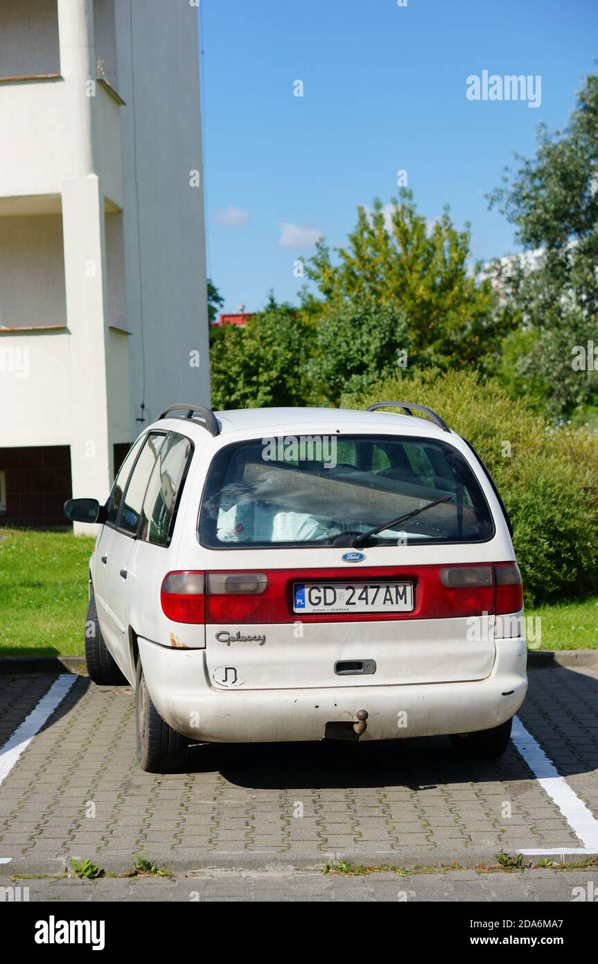 POZNAN, POLEN - 18. Jul 2017: Geparkter weißer Ford Galaxy Van auf einem Parkplatz Stockfoto