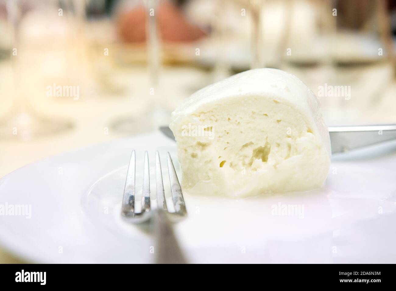 italienische Büffel Mozzarella Käse aus Kampanien Region Italien auf einem Gedeckten Tisch, während er es auf einem Teller isst Stockfoto