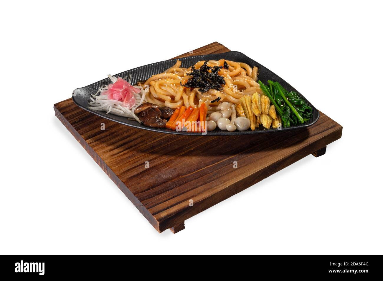 Vegetarischer japanischer Udon Nudelsalat (Udon, Pilze, Spinat, Zucchini, Babykorn, Karotte). Isoliert auf weißem Hintergrund. Stockfoto