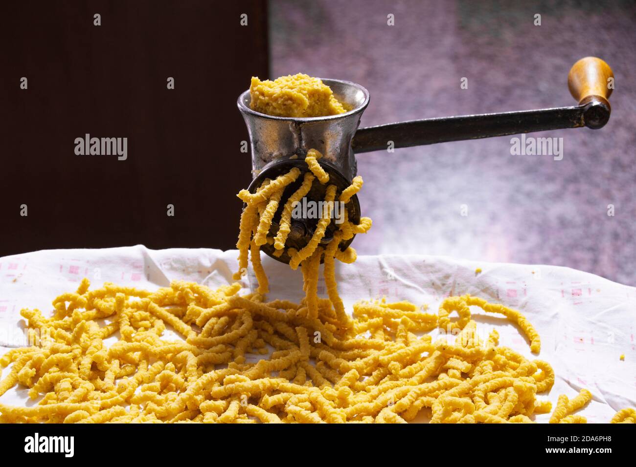 Herstellung von Passatelli traditionelle italienische Pasta aus Modena. Konzept für Essen und Kochen, Hobby während Coronavirus Lockdown Stockfoto