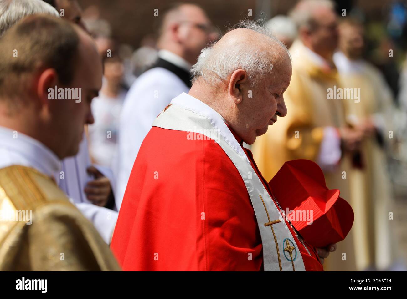 Stanislaw Dziwisz, Ex-Erzbischof von Krakau und langjähriger Sekretär von Papst Johannes Paul II., ist während der Fronleichnamsprozession zu sehen. Nach einer Recen Stockfoto