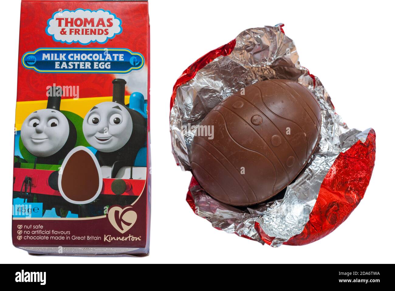 Kinnerton Thomas & Friends Milchschokolade Osterei zu Ostern Set auf weißem Hintergrund - Osterei aus der Box entfernt Mit ausgepackter Folie Stockfoto