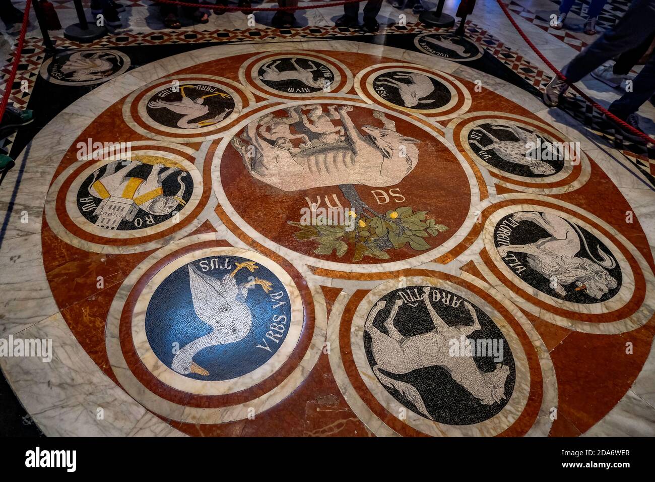 Details des Mosaikbodens - Innere des Duomo di Siena - schöne verzierte gotische Kirche - Siena, Toskana, Italien Stockfoto